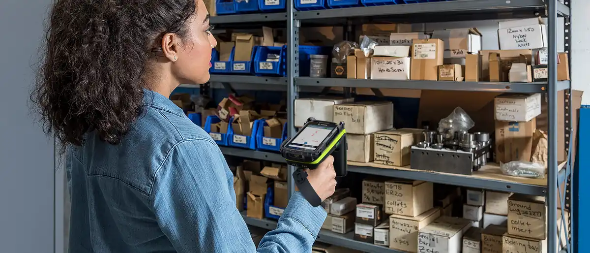 Almacén operando con lectura RFID