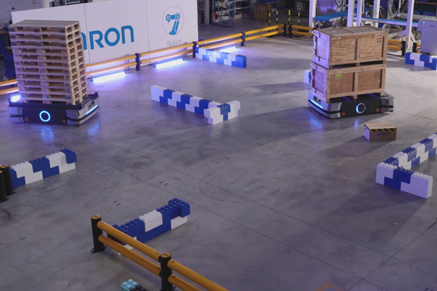Robot móvil autónomo Omron navegando en una planta