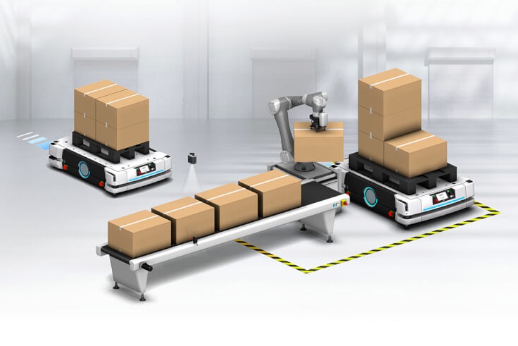 Omron HD-1500 recibiendo cajas de un cobot paletizador
