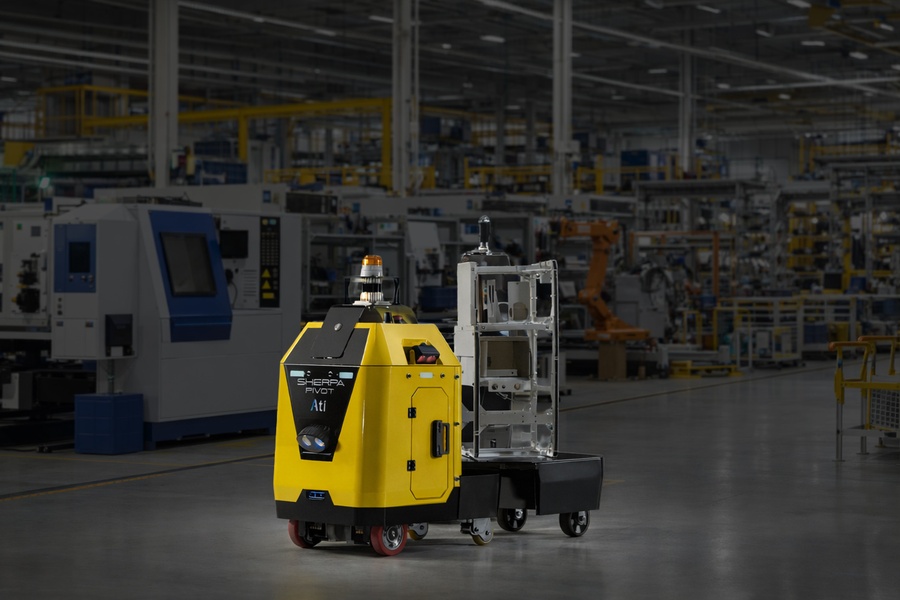 Robot Sherpa recogiendo y entregando carga en una estación
