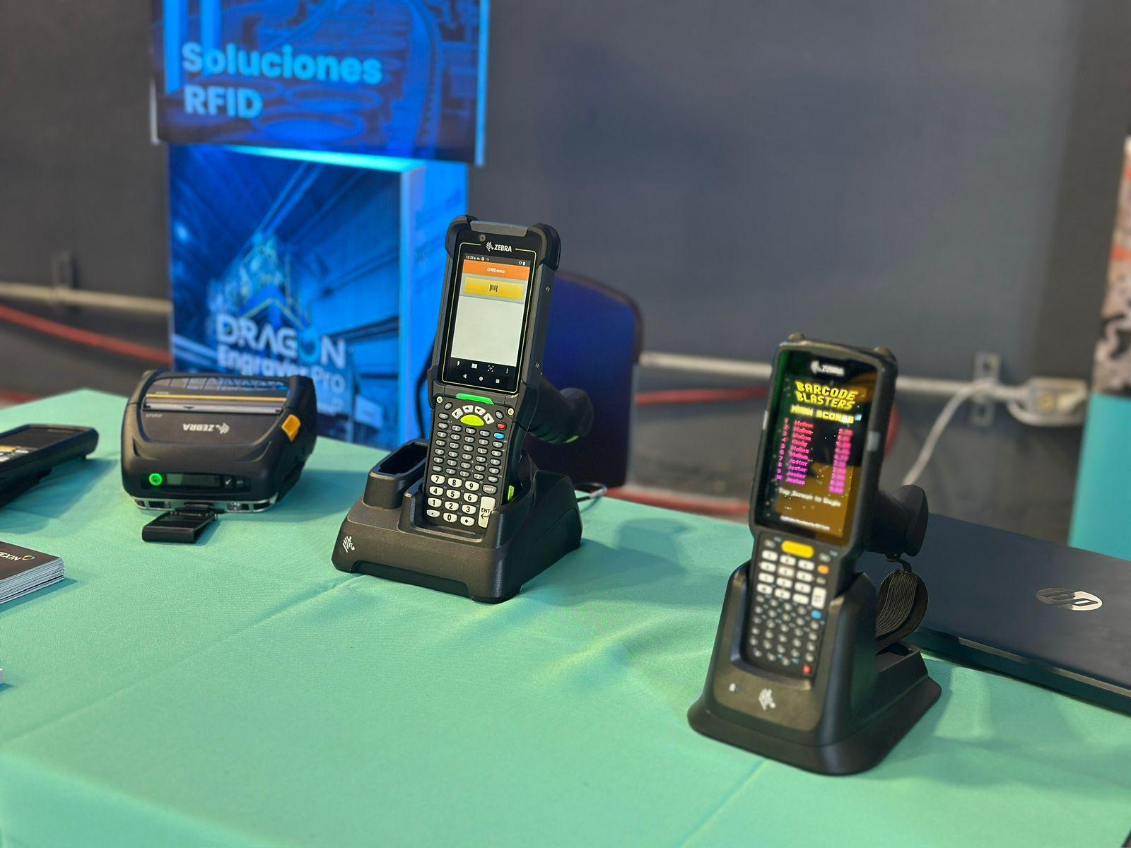 Lectores RFID móviles e impresora portátil Zebra en la mesa de dispositivos