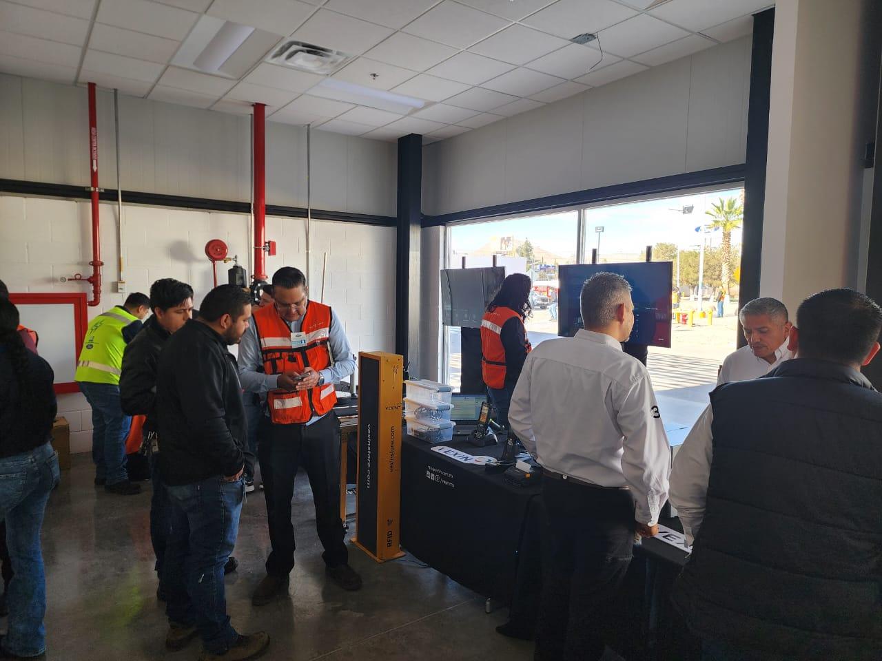 Asistentes probando equipos de captura de datos en un Vexin TechDay