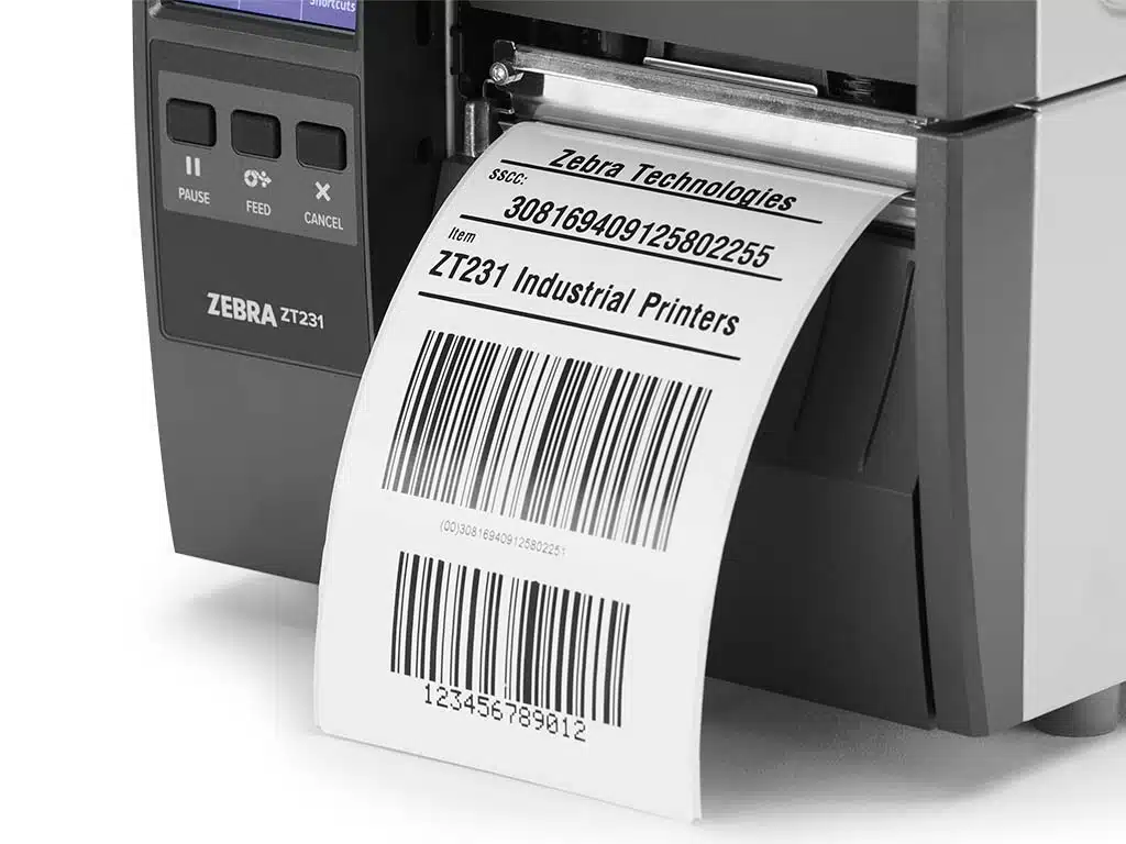 Impresora industrial Zebra ZT231 imprimiendo una etiqueta con codigo de barras SSCC disenada en ZebraDesigner