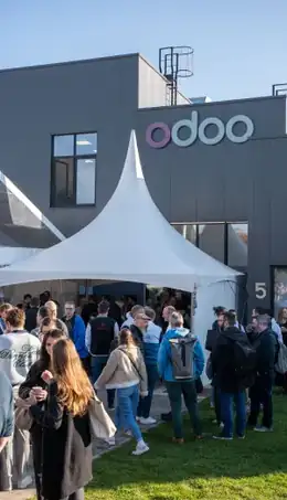Asistentes a un evento de la comunidad Odoo frente a sus oficinas