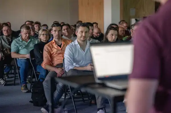 Público en una sesión técnica de la comunidad Odoo
